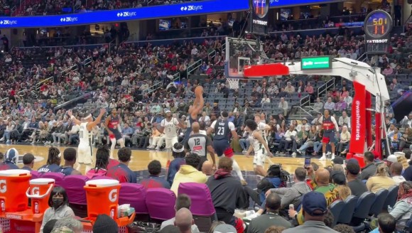 欢迎来到NBA🔥奇才乔治顶飞新秀伯里斯！跃起炸扣点燃主场！